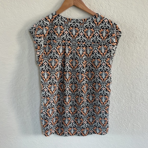 Beautiful Abstract Patterned Blouse - Picture 4 of 5